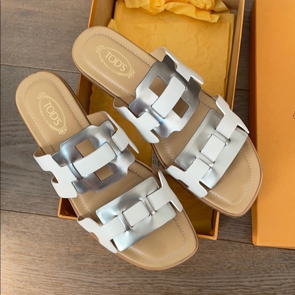 Tod’s silver and white sandals - Picture 2 of 6